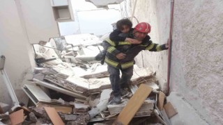 Denizli ekipleri enkaz altında kalanlar için zamana karşı yarışıyor