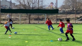 Denizlide futbol okulu depremzede miniklere kapılarını açtı