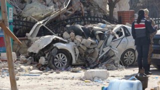 Deprem, araçları da hurdaya çevirdi