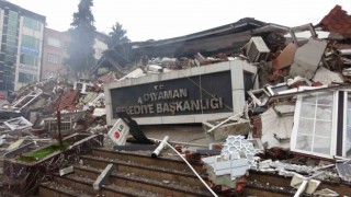 Deprem belediye binasını ve camileri yıktı