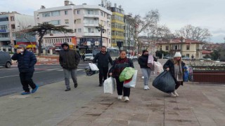 Deprem bölgesi için tek yürek oldular: Bebek arabasıyla bile yardım taşıdılar
