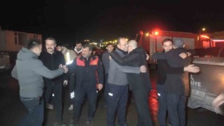 Deprem bölgesinde 19 kişiyi sağ kurtaran itfaiyeciler Samsuna döndü