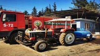 Deprem bölgesinde bulunan ateş savaşçıları afetzedelere su taşıyor