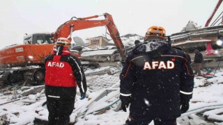 Deprem bölgesinde kar altında zamanla yarış