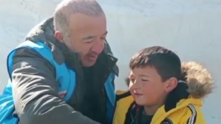 Deprem bölgesinde tanıştığı minik Arda ile vedalaşma duygulandırdı