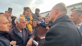 Deprem bölgesindeki çocuk bağışladığı kumbarasını Bakan Soyluya teslim etti