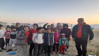 Deprem bölgesindeki çocuklara çikolata ve oyuncak dağıttı