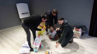 Deprem bölgesindeki çocuklara oyuncak gönderildi