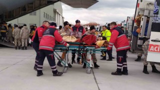 Deprem bölgesinden 53 yaralı daha İstanbula getirildi