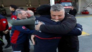 Deprem bölgesinden dönen Sakarya ekibine duygusal karşılama