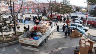 Deprem bölgesine 5 tır yardım malzemesi ile 10 kişilik aşevi gönderildi