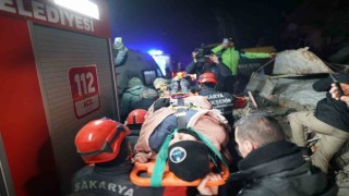 Deprem bölgesine 80 yardım tırı gönderildi, ekipler 33 cana umut oldu