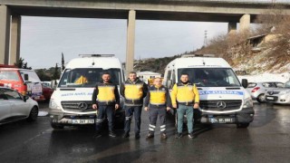 Deprem bölgesine ambulans ve sağlık ekibi sevk edildi