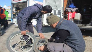 Deprem bölgesine giden lastik tamircileri kimseyi yolda bırakmıyor