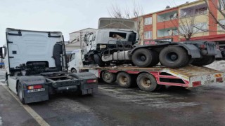 Deprem bölgesine giden yardım tırı, çöp kamyonuna çarptı: 1 yaralı