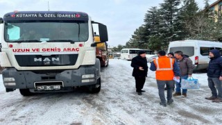 Deprem bölgesine Kütahyadan ağır iş makineleri, kamyonlar ve yükleyiciler gönderildi