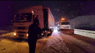 Deprem bölgesine yardım götüren tırlar karda kaydı, yol kapandı