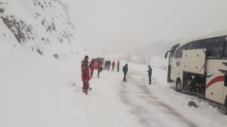 Deprem bölgesine yardıma giden ekip mahsur kaldı