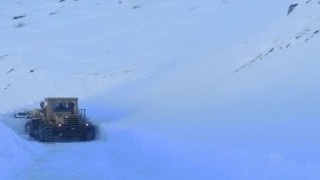 Deprem bölgesine yardımların ulaştırılması için ekipler çığ düşen yolu ulaşıma açtı