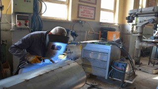 Deprem çadırlarına sobalar Metalden, odunlar köylülerden