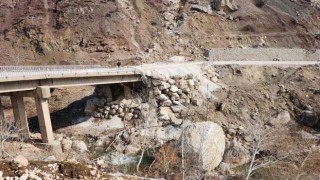 Deprem dağdan kopan dev kayaları yollara taşıdı