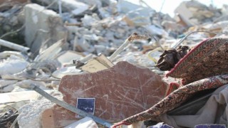 Deprem enkazlarından çıkan mutlu hatıralar