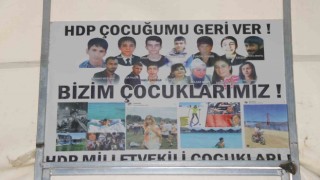 Deprem felaketine rağmen HDP önündeki aileler çocuklarının yolunu gözlüyor