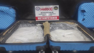 Deprem için yardıma geldiğini ileri süren bir kişinin çantasında 1 kilo 940 gram uyuşturucu çıktı