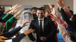 Deprem öncesi nikah tarihi alan çiftin nikahı kaldıkları yurtta kıyıldı