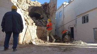 Deprem sonrası Eyyübiyenin tarihi sokaklarındaki molozlar kaldırılıyor