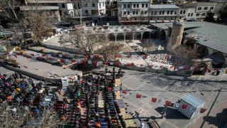 Deprem sonrası Ulu Camiinin bahçesinde cuma namazı kılındı