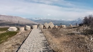 Deprem, tonlarca ağırlıktaki ‘tokalaşma sütunlarını yıktı