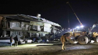 Depremde büyük yıkımın yaşandığı Nurdağında arama kurtarma çalışmaları sürüyor
