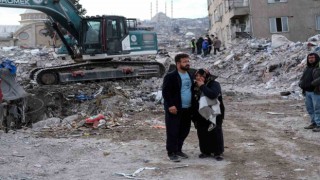 Depremde değil enkaz başında öldü