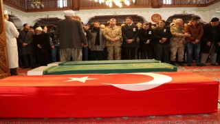 Depremde enkaz altında kalan Vanlı Uzman Çavuş ve ailesi gözyaşları içerisinden toprağa verildi