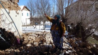 Depremde evi yıkılan yaşlı kadın yaşadıklarını gözyaşları ile anlattı: “Komşularımız kurtardı”