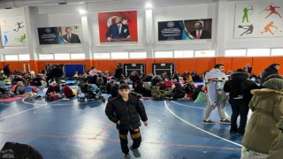 Depremde evlere giremeyen Niğdeliler, dışarıda geceledi