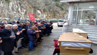 Depremde göçük altında kalan anne ve kızı toprağa verildi