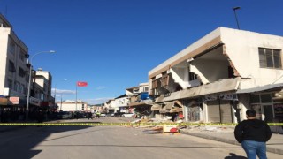 Depremde hasar alan 2 katlı binanın ön yüzü böyle yıkıldı