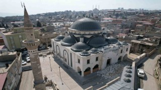 Depremde hasar gören cami minaresi tehlike oluşturuyor