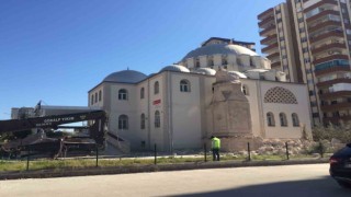 Depremde hasar gören caminin minaresi kontrollü şekilde yıkıldı