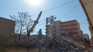 Depremde hasar gören caminin minaresi kontrollü şekilde yıkıldı