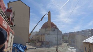 Depremde hasar gören minareler yıkılıyor