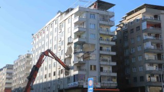 Depremde hasar gören ve çökme tehlikesi geçiren Altınkaya apartmanı yıkılıyor