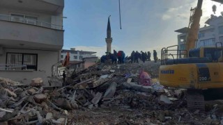 Depremde hasar gören ve tehlike arz eden minare ekipler tarafından yıkıldı