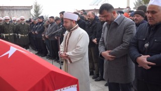Depremde hayatını kaybeden Aksaraylı uzman çavuş ve ailesi toprağa verildi