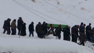 Depremde hayatını kaybeden anne ve 2 çocuğu gözyaşları arasında toprağa verildi