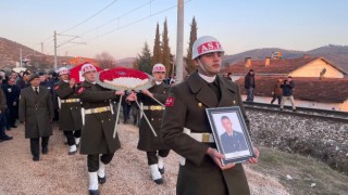 Depremde hayatını kaybeden astsubay ve ailesi toprağa verildi