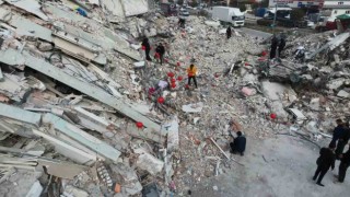 Depremde hayatını kaybeden çocuklar için enkazları balonla süslediler
