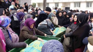Depremde hayatını kaybeden Dilek öğretmen ve kızı gözyaşları içinde toprağa verildi